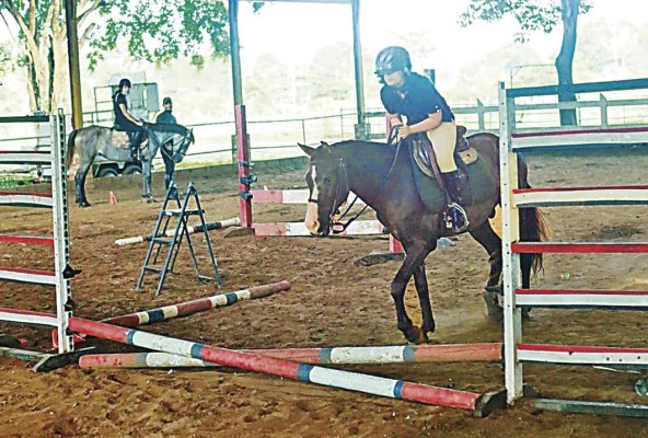 Fernanda es practica la equitación. Fernanda es practica la equitación.