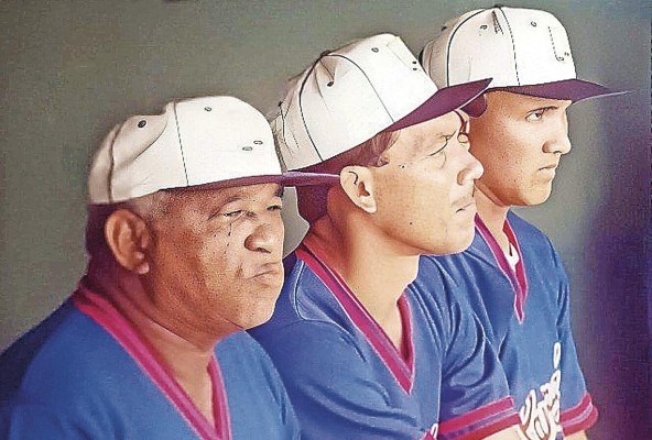 Carlos Heron (Izq.) nunca le dijo a Poveda (centro) el porqué de su designación frente a Cuba. A la derecha, Virgilio Kaa. Carlos Heron (Izq.) nunca le dijo a Poveda (centro) el porqué de su designación frente a Cuba. A la derecha, Virgilio Kaa.