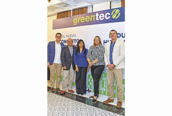 Enrique Javier Álvarez, director de ALIA Concretos, junto al equipo de Carbon Cure Enrique Javier Álvarez, director de ALIA Concretos, junto al equipo de Carbon Cure