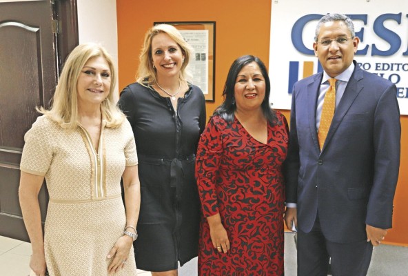 Dacil Acevedo de Sinergia 507, Orit Btesh, presidenta de la Cámara Panameña del Libro, Eduardo Quirós, presidente de GESE y Raquel Robleda de Loop Xperts fueron los encargados de hacer los comentarios sobre el libro. Dacil Acevedo de Sinergia 507, Orit Btesh, presidenta de la Cámara Panameña del Libro, Eduardo Quirós, presidente de GESE y Raquel Robleda de Loop Xperts fueron los encargados de hacer los comentarios sobre el libro.