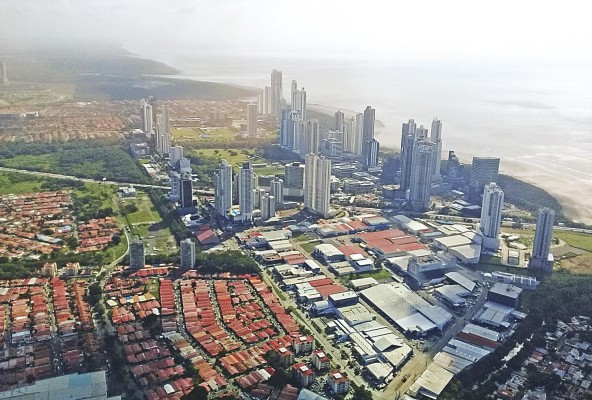 ¿Cómo se puede imaginar el impacto del aumento del nivel del mar en un sector como Costa del Este? Eventos como las inundaciones ocurridas en la ciudad de Colón, en octubre de 2022, nos pueden dar una idea del grado de disrupción que se puede generar. En Colón, unos 500 locales se vieron afectados con pérdidas estimadas en $15 millones en un solo evento de inundaciones. ¿Cómo se puede imaginar el impacto del aumento del nivel del mar en un sector como Costa del Este? Eventos como las inundaciones ocurridas en la ciudad de Colón, en octubre de 2022, nos pueden dar una idea del grado de disrupción que se puede generar. En Colón, unos 500 locales se vieron afectados con pérdidas estimadas en $15 millones en un solo evento de inundaciones.