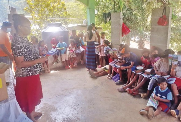 La oenegé también realiza actividades para enseñar a los niños a leer y a escribir. La oenegé también realiza actividades para enseñar a los niños a leer y a escribir.