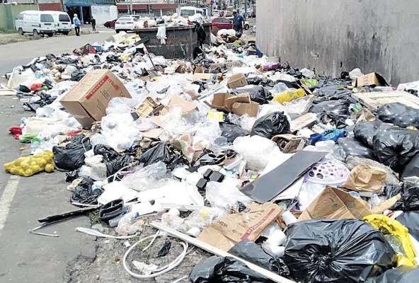 En diversos puntos de la ciudad de Panamá y del distrito de San Miguelito la acumulación de basura es evidente. En diversos puntos de la ciudad de Panamá y del distrito de San Miguelito la acumulación de basura es evidente.