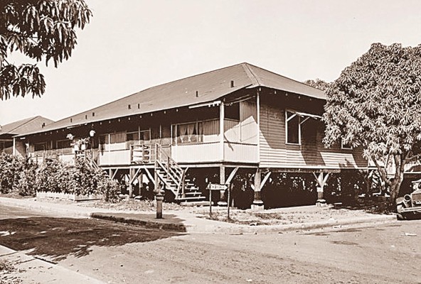 Ejemplo de las 'viviendas de campamento' construidas inicialmente en muchos de los poblados de la Zona del Canal. En este caso, un edificio de apartamentos para empleados del 'silver roll', completado en marzo de 1914, en La Boca, Zona del Canal. Ejemplo de las 'viviendas de campamento' construidas inicialmente en muchos de los poblados de la Zona del Canal. En este caso, un edificio de apartamentos para empleados del 'silver roll', completado en marzo de 1914, en La Boca, Zona del Canal.