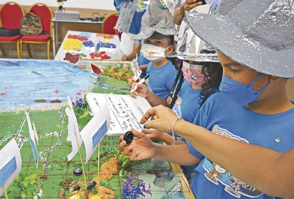 Estudiantes del C.E.B.G. San José Bernardino, de Arraiján, trabajando en la fase 2 'Desconectados', con un juego de algoritmos de 'La ruta de Balboa'. Estudiantes del C.E.B.G. San José Bernardino, de Arraiján, trabajando en la fase 2 'Desconectados', con un juego de algoritmos de 'La ruta de Balboa'.