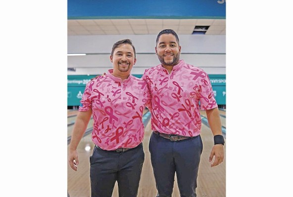 William Duen y Donald Lee le dieron la primera presea de oro a los bolos en unos Panamericanos. William Duen y Donald Lee le dieron la primera presea de oro a los bolos en unos Panamericanos.