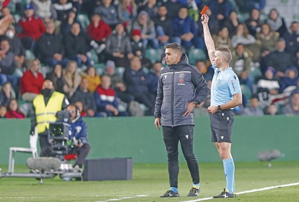 El árbitro Iglesias Villanueva durante un partido de La Liga. El árbitro Iglesias Villanueva durante un partido de La Liga.