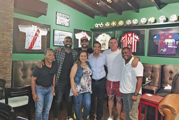 Felipe Baloy, Gabriel Gómez y Blas Pérez con Felipe Posso, el empresario de una época significativa del fútbol nacional, acompañado de amigos y familiares. Felipe Baloy, Gabriel Gómez y Blas Pérez con Felipe Posso, el empresario de una época significativa del fútbol nacional, acompañado de amigos y familiares.