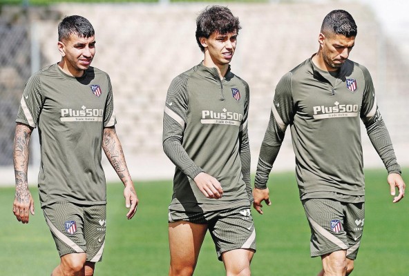 Los jugadores del Atlético de Madrid, Ángel Correa (i), Joao Félix y Luis Suárez (d), durante el entrenamiento realizado este lunes en la Ciudad Deportiva Wanda de Majadahonda.. Los jugadores del Atlético de Madrid, Ángel Correa (i), Joao Félix y Luis Suárez (d), durante el entrenamiento realizado este lunes en la Ciudad Deportiva Wanda de Majadahonda..