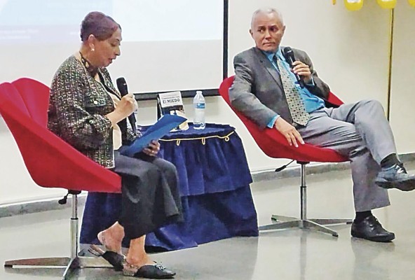Presentación del libro 'Caminando con el Miedo' en la Universidad Santa María La Antigua, el 17 de marzo. Presentación del libro 'Caminando con el Miedo' en la Universidad Santa María La Antigua, el 17 de marzo.