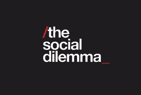 Las nuevas generaciones son las más afectadas por la ola de noticias falsas y contenido infinito, creando “fragilidad, dependencia y pérdida de la identidad personal”. Las nuevas generaciones son las más afectadas por la ola de noticias falsas y contenido infinito, creando “fragilidad, dependencia y pérdida de la identidad personal”.