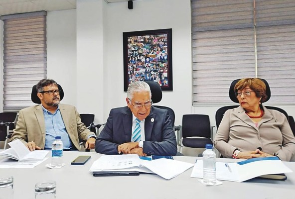 Juan Bosco Bernal (c.), rector de Udelas, junto a James Bernard, secretario general, y Doris Hernández, vicerrectora académica. Juan Bosco Bernal (c.), rector de Udelas, junto a James Bernard, secretario general, y Doris Hernández, vicerrectora académica.