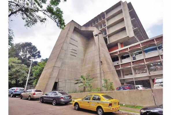 La cantidad de pacientes que atiende la institución supera sus capacidades físicas. La cantidad de pacientes que atiende la institución supera sus capacidades físicas.