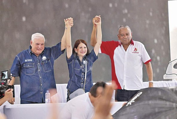 Ricardo Martinelli, Marta de Martinelli y José Muñoz; presidente del Partido Alianza, tras la firma del pacto político. Ricardo Martinelli, Marta de Martinelli y José Muñoz; presidente del Partido Alianza, tras la firma del pacto político.