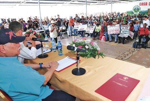 Durante el periodo de consultas ciudadanas hubo opiniones a favor y en contra del proyecto de ley minero 1043. Durante el periodo de consultas ciudadanas hubo opiniones a favor y en contra del proyecto de ley minero 1043.