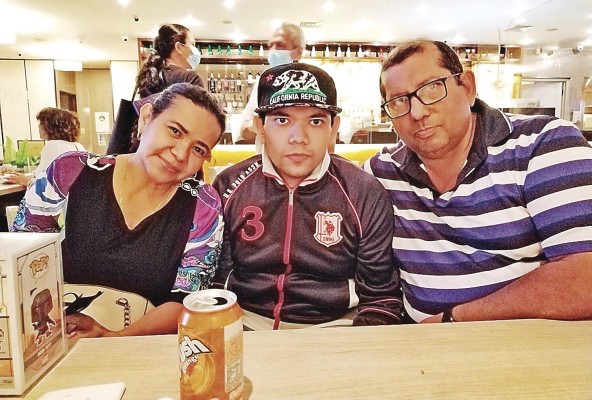 Luis Fernando Tejera junto a su familia. Luis Fernando Tejera junto a su familia.