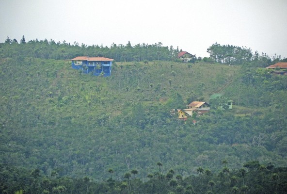 Cerro Azul posee un lado y espacio para hacer caminatas. Cerro Azul posee un lado y espacio para hacer caminatas.