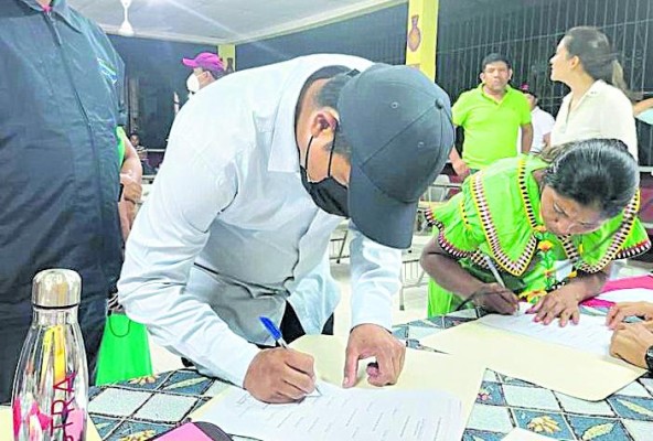 Dirigentes populares de la comarca acusaron de “traidores” a quienes firmaron el acuerdo en San Félix. Dirigentes populares de la comarca acusaron de “traidores” a quienes firmaron el acuerdo en San Félix.