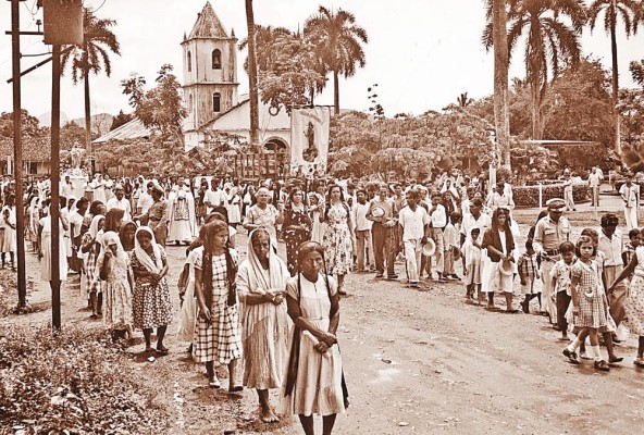 Procesión de Santa María Auxiliadora en Soná, Veraguas, Panamá, 1953. Smithsonian Institution, EE.UU. Procesión de Santa María Auxiliadora en Soná, Veraguas, Panamá, 1953. Smithsonian Institution, EE.UU.