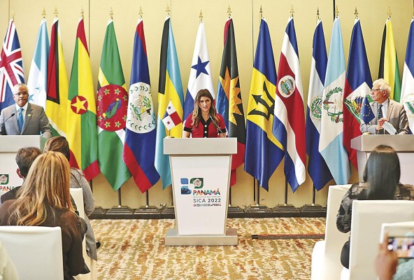 La reunión cerró con una conferencia de prensa en la que participaron Eamon Courtenay, de Belice; Erika Mouynes, de Panamá, y Josep Borrel, de la Unión Europea. La reunión cerró con una conferencia de prensa en la que participaron Eamon Courtenay, de Belice; Erika Mouynes, de Panamá, y Josep Borrel, de la Unión Europea.