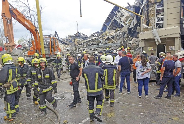 Equipos de rescate junto a un edificio administrativo que resultó dañado en un ataque con cohetes en la ciudad de Odesa ayer 20 de julio. Equipos de rescate junto a un edificio administrativo que resultó dañado en un ataque con cohetes en la ciudad de Odesa ayer 20 de julio.