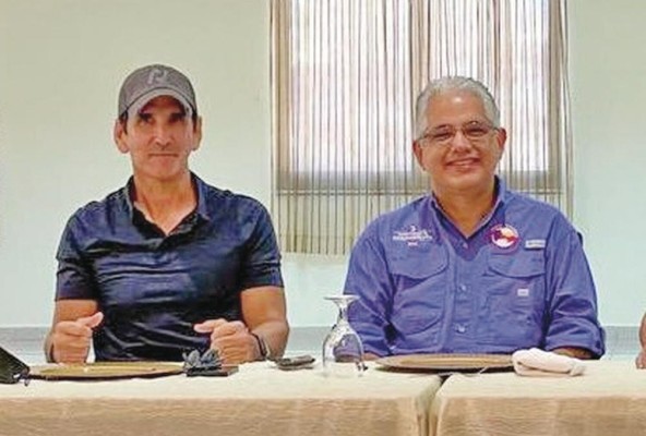Rómulo Roux, candidato de CD, y José Blandón, candidato del Partido Panameñista Rómulo Roux, candidato de CD, y José Blandón, candidato del Partido Panameñista