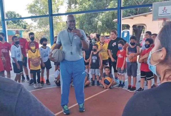 Los objetivos que se buscan con la clínica, son dados a conocer a niños y jóvenes por Vicente Duncan antes de iniciar la jornada. Los objetivos que se buscan con la clínica, son dados a conocer a niños y jóvenes por Vicente Duncan antes de iniciar la jornada.