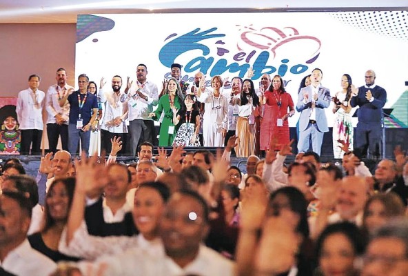 La campaña “El cambio comienza por mí” busca promover lo positivo de Colón y que la propia población aporte por un verdadero cambio. La campaña “El cambio comienza por mí” busca promover lo positivo de Colón y que la propia población aporte por un verdadero cambio.