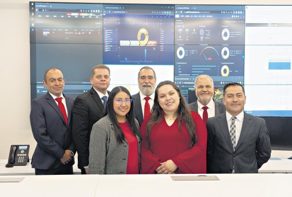 Equipo Cert Sisap. De izquierda a derecha atrás: Julio Sosa, Derek Olson, Mauricio Nanne, Jorge Utrera. De izquierda a derecha adelante: Yasmin Chávez, Esmeralda Lara y Daniel Álvarez Equipo Cert Sisap. De izquierda a derecha atrás: Julio Sosa, Derek Olson, Mauricio Nanne, Jorge Utrera. De izquierda a derecha adelante: Yasmin Chávez, Esmeralda Lara y Daniel Álvarez
