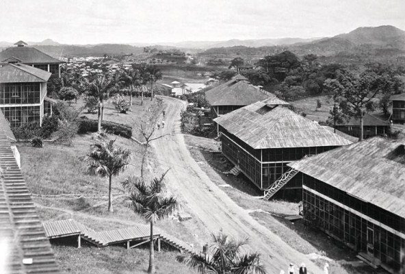 Vista del poblado de Culebra, en el que se puede observar la tipología de vivienda construida en la Zona durante la fase de construcción del Canal. entre 1904 a 1914. Vista del poblado de Culebra, en el que se puede observar la tipología de vivienda construida en la Zona durante la fase de construcción del Canal. entre 1904 a 1914.