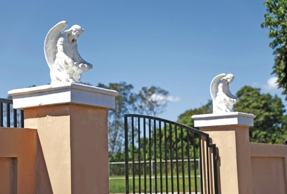 Entrada del cementerio de Alanje, Chiriquí. Entrada del cementerio de Alanje, Chiriquí.