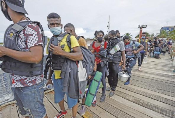 Migrantes de distintas nacionalidades esperaban en Necolí, Colombia, para cruzar a Panamá en mayo 2021. Migrantes de distintas nacionalidades esperaban en Necolí, Colombia, para cruzar a Panamá en mayo 2021.
