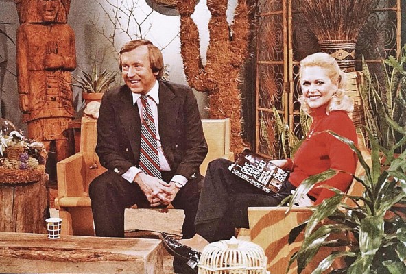 Ames, con el conductor de televisión David Frost Ames, con el conductor de televisión David Frost