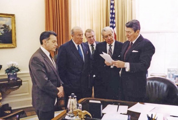 El expresidente de EE.UU. Ronald Reagan fue rumoreado de participar en la “guerra sucia” contra Nicaragua. El expresidente de EE.UU. Ronald Reagan fue rumoreado de participar en la “guerra sucia” contra Nicaragua.