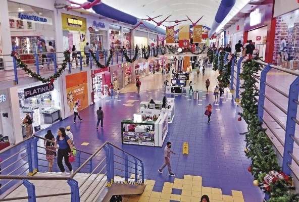 Vista del movimiento de compradores en el centro comercial de Albrook, el más grande del país. Vista del movimiento de compradores en el centro comercial de Albrook, el más grande del país.