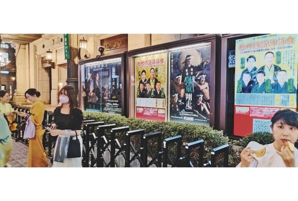 Los visitantes disfrutan de las obras de teatro. Los visitantes disfrutan de las obras de teatro.