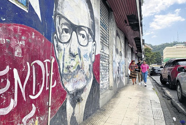 La pintura de Salvador Allende abre la galería callejera improvisada. La pintura de Salvador Allende abre la galería callejera improvisada.