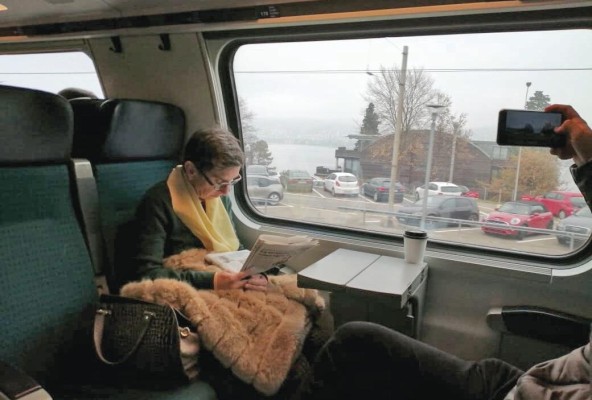 Durante el viaje en tren puedes desde leer un libro hasta tomar una taza de café mientras observa el paisaje. Durante el viaje en tren puedes desde leer un libro hasta tomar una taza de café mientras observa el paisaje.