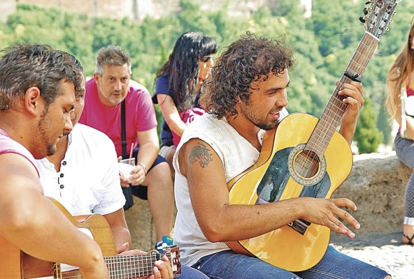 La musicoterapia, una alternativa terapéutica que plantea a través de la relajación atender necesidades físicas, emocionales, mentales, sociales y cognitivas. La musicoterapia, una alternativa terapéutica que plantea a través de la relajación atender necesidades físicas, emocionales, mentales, sociales y cognitivas.