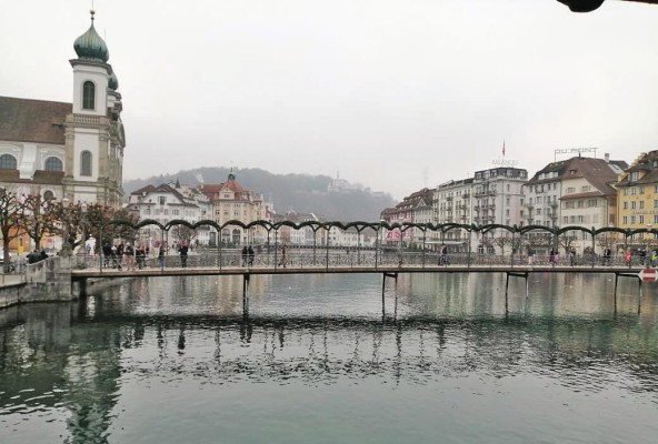 El río Reuss divide la ciudad antigua de la moderna. El río Reuss divide la ciudad antigua de la moderna.