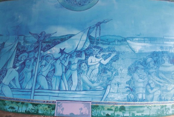 Mirándome tras las rejas de un paño mural Mirándome tras las rejas de un paño mural