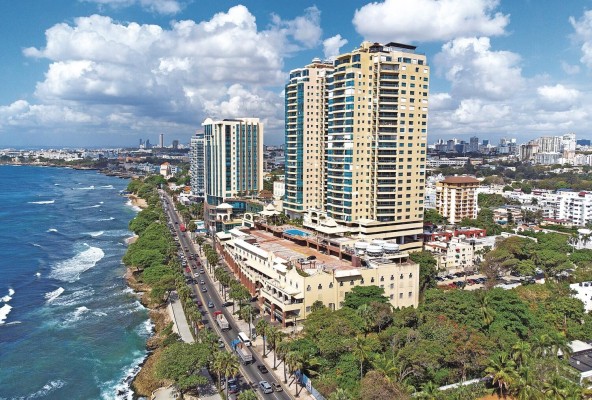 Vista general del Malecón Center y del hotel Catalonia en la avenida del malecón en Santo Domingo. Vista general del Malecón Center y del hotel Catalonia en la avenida del malecón en Santo Domingo.