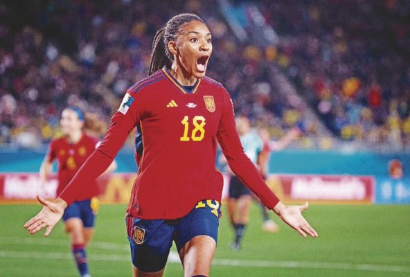 Salma Celeste Paralluelo, la jugadora más joven de la selección española con solo 19 años, ha revolucionado el ataque de su equipo imprimiéndole velocidad y volumen ofensivo. Salma Celeste Paralluelo, la jugadora más joven de la selección española con solo 19 años, ha revolucionado el ataque de su equipo imprimiéndole velocidad y volumen ofensivo.
