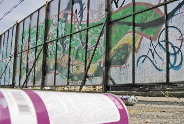 Graffiti en el antiguo spot de Vía Brasil (2004). Graffiti en el antiguo spot de Vía Brasil (2004).
