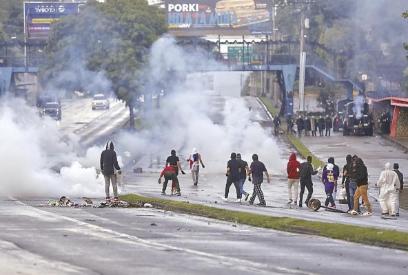 Ayer en la tarde hubo enfrentamientos entre estudiantes de la Universidad de Panamá y agentes antidisturbios de la Policía Nacional. Ayer en la tarde hubo enfrentamientos entre estudiantes de la Universidad de Panamá y agentes antidisturbios de la Policía Nacional.