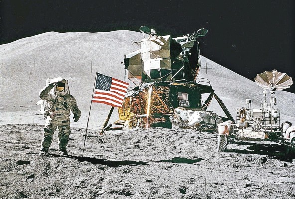El primer vuelo espacial tripulado lo realizó el ruso Yuri Gagarin, el 12 de abril de 1961. El primer vuelo espacial tripulado lo realizó el ruso Yuri Gagarin, el 12 de abril de 1961.