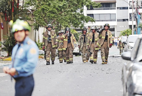 Los bomberos de Panamá, en el lugar de la explosión. Los bomberos de Panamá, en el lugar de la explosión.