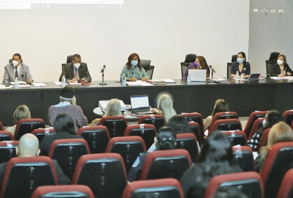 Subcomisión de la Mujer, la Niñez, la Juventud y la Familia analizará sugerencias. Subcomisión de la Mujer, la Niñez, la Juventud y la Familia analizará sugerencias.
