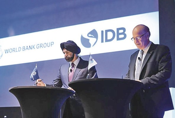 El presidente del BM, Ajay Banga, y el presidente del BID, Ilan Goldfajn, durante la firma del memorando. El presidente del BM, Ajay Banga, y el presidente del BID, Ilan Goldfajn, durante la firma del memorando.