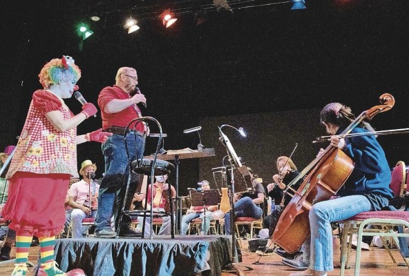 El concierto estará conducido por Pepina, quien narrará entre cada pieza musical. El concierto estará conducido por Pepina, quien narrará entre cada pieza musical.